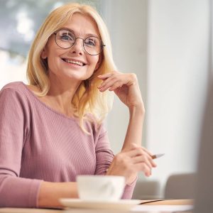 mujer tomando café